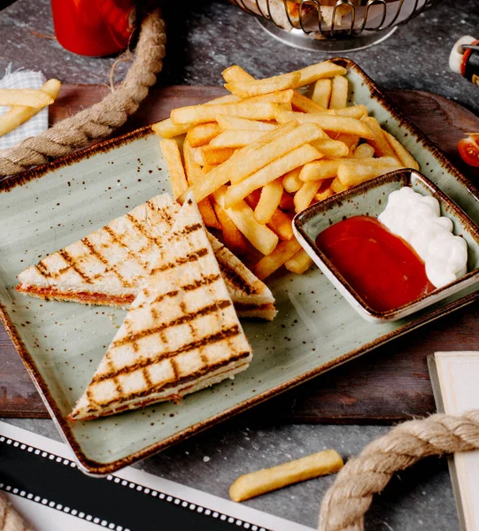 Close Van Pepperoni Toast Geserveerd Met Frietjes Sauzen — Stockfoto