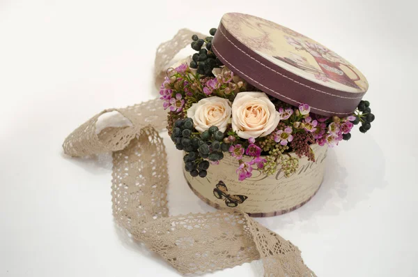 Rund presentask fylld med färska blommor, rosor och bär. Presentera blommorna — Stockfoto