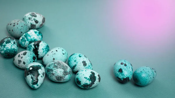 Fondo Pascua Abstracción Huevos Sobre Fondo Azul Con Luz Rosa —  Fotos de Stock