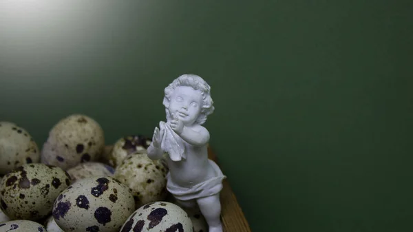 Antecedentes Anjo Branco Delicado Fundo Verde Com Pequenos Ovos — Fotografia de Stock