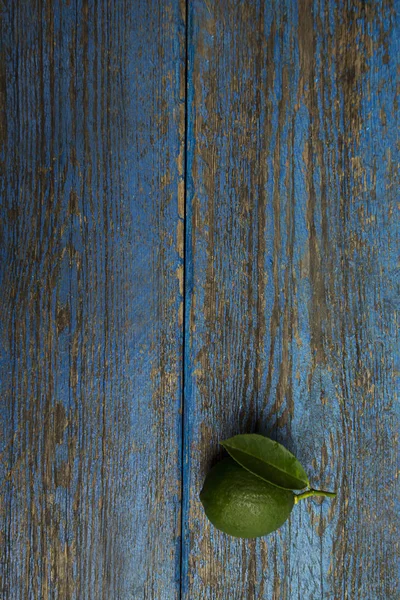Fresco Delicioso Cítricos Verde Lima Encuentra Fondo Azul Jaspeado Vintage —  Fotos de Stock