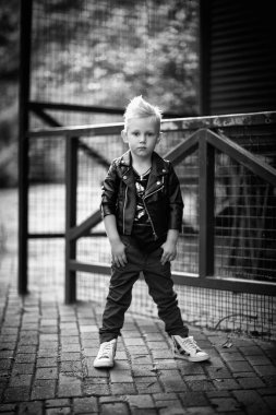 Rock tarzında modaya uygun çocuklar, parkta yürüyen müzisyenler.