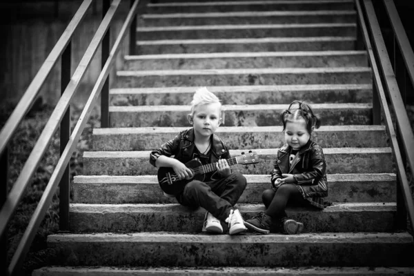 Enfants Mode Dans Style Rock Marche Dans Parc Musiciens — Photo