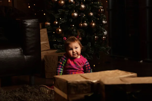 Uma Menina Pequena Bonita Recebe Presentes Para Natal Faz Desejo — Fotografia de Stock
