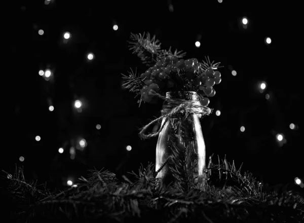 Шоколадный Кекс Рождество Украшен Роуэн Сосновые Ветви Огнями Ручной Работы — стоковое фото