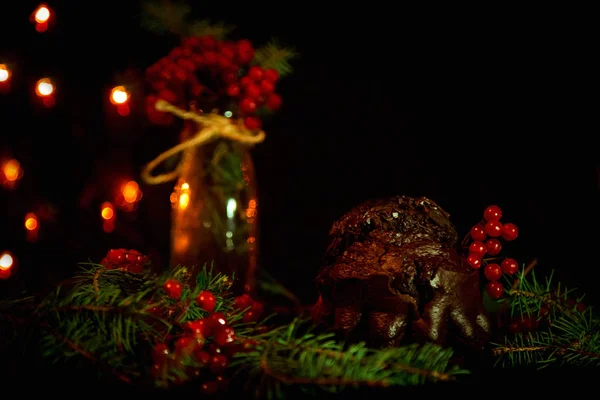 Chocolade Cupcake Met Kerstdecor Rode Bessen Met Groene Kersttakken Met — Stockfoto