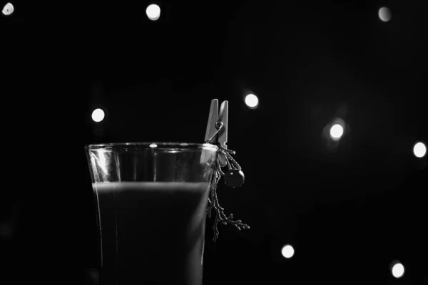 Rood Kerstglas Met Drank Cocktail Ingericht Nieuwjaarsstijl Groene Tak Wasknijper — Stockfoto