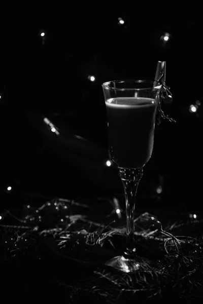 Rött Julglas Med Dryck Cocktail Dekorerad Nyårsstil Grön Gren Klädnypa — Stockfoto