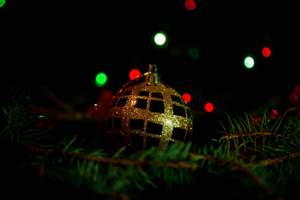 Brinquedos Natal Com Árvore Natal Verde Fundo Escuro Com Luzes — Fotografia de Stock