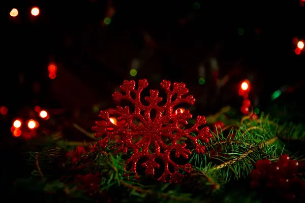 Brinquedos Natal Com Árvore Natal Verde Fundo Escuro Com Luzes — Fotografia de Stock
