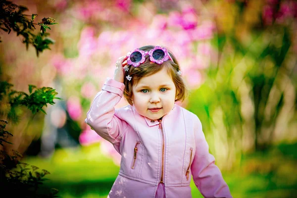 Ένα Μικρό Όμορφο Κορίτσι Ροζ Ρούχα Και Γυαλιά Ηλίου Περπατώντας — Φωτογραφία Αρχείου