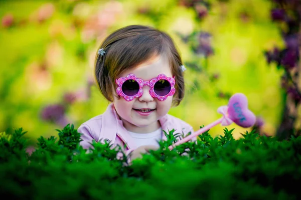 Маленькая Красивая Девушка Розовой Одежде Солнцезащитных Очках Гуляющая Парку — стоковое фото