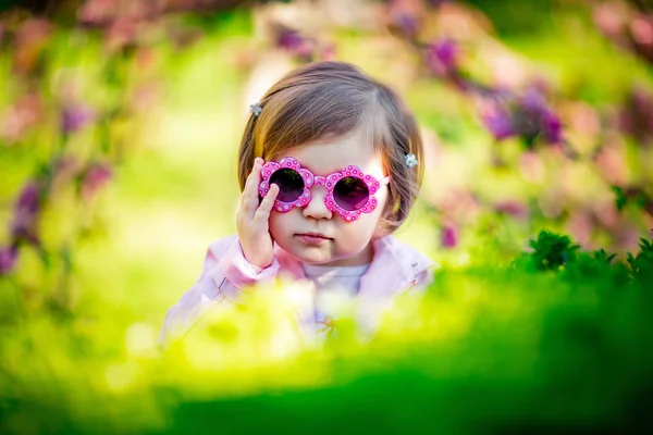 Маленькая Красивая Девушка Розовой Одежде Солнцезащитных Очках Гуляющая Парку — стоковое фото