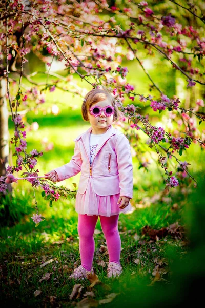 Een Klein Mooi Meisje Roze Kleren Zonnebril Wandelen Het Park — Stockfoto