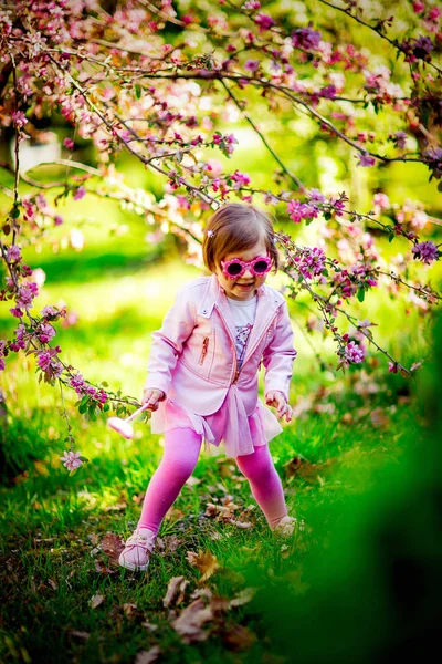Uma Menina Pequena Bonita Roupas Rosa Óculos Sol Andando Parque — Fotografia de Stock