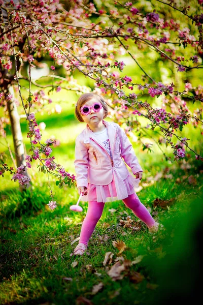 Een Klein Mooi Meisje Roze Kleren Zonnebril Wandelen Het Park — Stockfoto