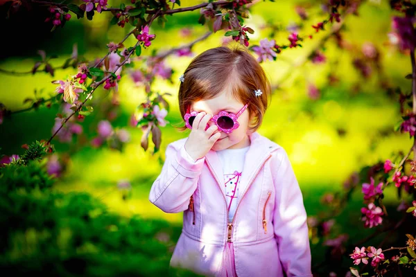 Ein Kleines Schönes Mädchen Rosa Kleidung Und Sonnenbrille Das Park — Stockfoto