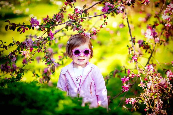 Ein Kleines Schönes Mädchen Rosa Kleidung Und Sonnenbrille Das Park — Stockfoto