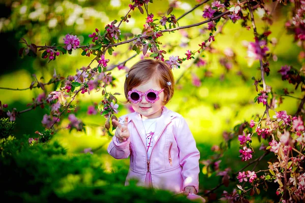 Uma Menina Pequena Bonita Roupas Rosa Óculos Sol Andando Parque — Fotografia de Stock