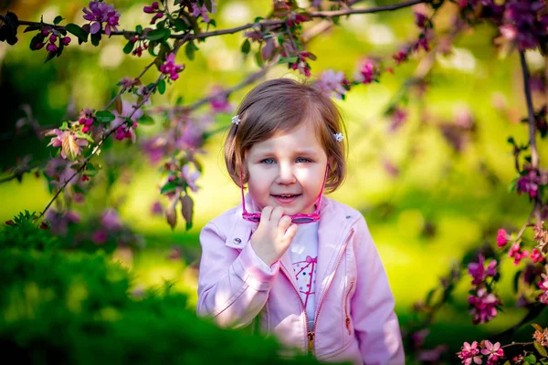 Ein Kleines Schönes Mädchen Rosa Kleidung Und Sonnenbrille Das Park — Stockfoto