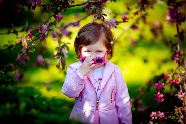 Ein Kleines Schönes Mädchen Rosa Kleidung Und Sonnenbrille Das Park — Stockfoto