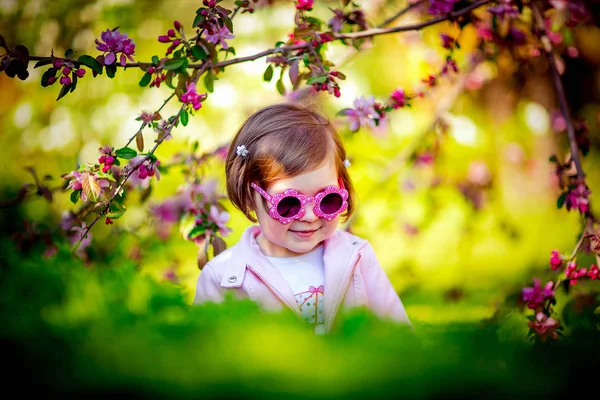 Ein Kleines Schönes Mädchen Rosa Kleidung Und Sonnenbrille Das Park — Stockfoto