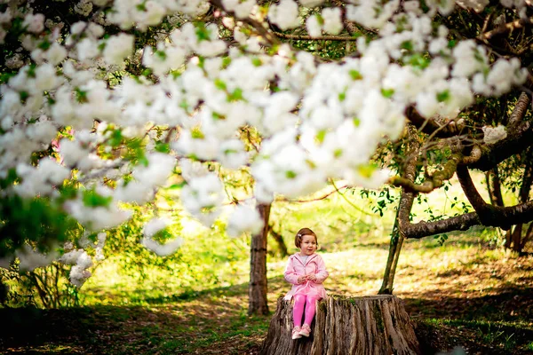 Pembe Elbiseli Küçük Güzel Bir Kız Elinde Bir Kalple Çiçek — Stok fotoğraf