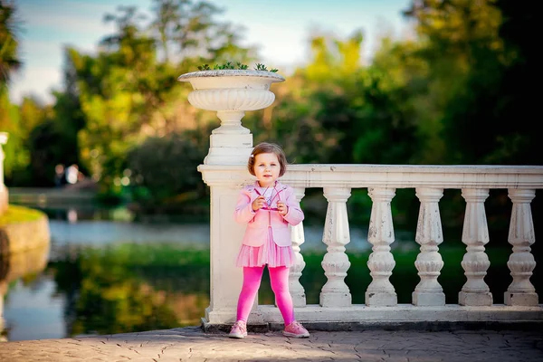 Ein Kleines Schönes Mädchen Mit Blauen Augen Das Einem Rosa — Stockfoto