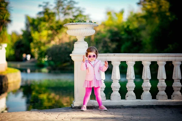 Uma Menina Pequena Bonita Com Olhos Azuis Andando Park Vestido — Fotografia de Stock