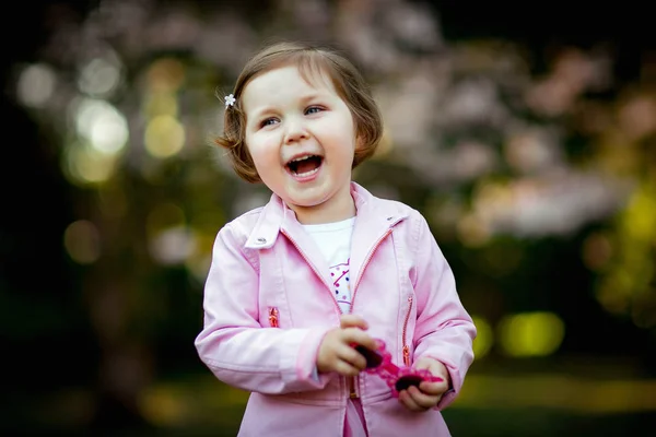 Uma Menina Pequena Bonita Com Olhos Azuis Andando Park Vestido — Fotografia de Stock