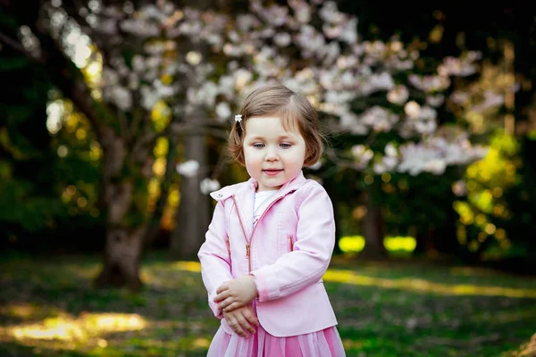 Uma Menina Pequena Bonita Com Olhos Azuis Andando Park Vestido — Fotografia de Stock