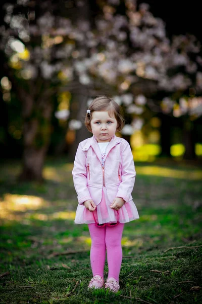 Een Klein Mooi Meisje Met Blauwe Ogen Wandelend Het Park — Stockfoto