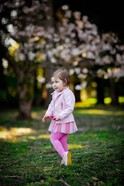 Uma Menina Pequena Bonita Com Olhos Azuis Andando Park Vestido — Fotografia de Stock