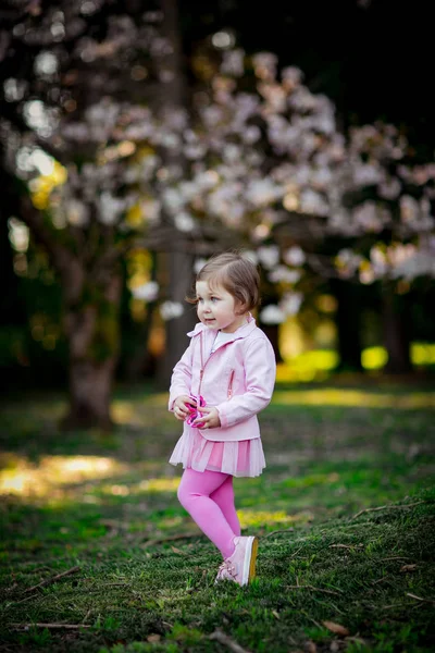 Een Klein Mooi Meisje Met Blauwe Ogen Wandelend Het Park — Stockfoto