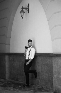 Güzel esmer adam papyonlu, yürüyüşe çıkmış.