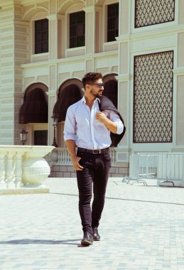 Güzel esmer adam papyonlu, yürüyüşe çıkmış.