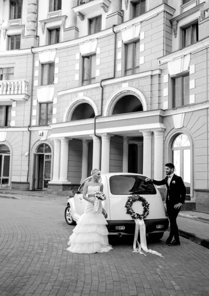 Schönes Liebevolles Paar Auf Einem Hochzeitsspaziergang Mit Dem Auto — Stockfoto