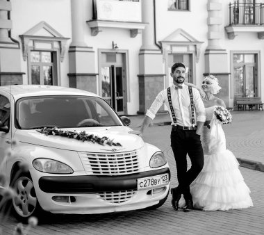 Güzel, sevgi dolu bir çift arabasıyla düğün yürüyüşüne çıkmış.