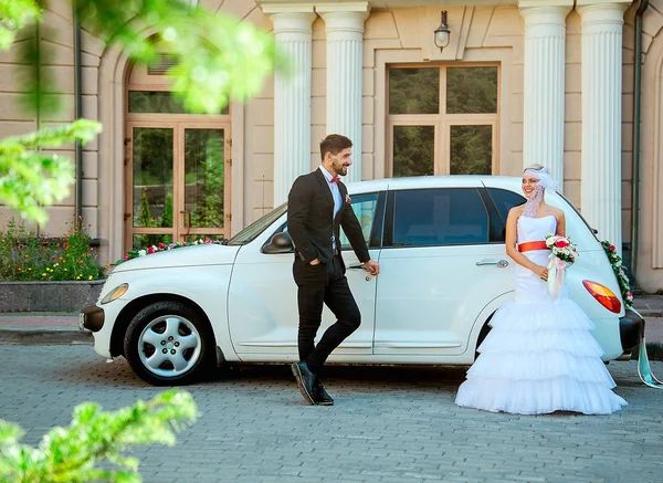 Lindo Casal Amoroso Uma Caminhada Casamento Com Carro — Fotografia de Stock