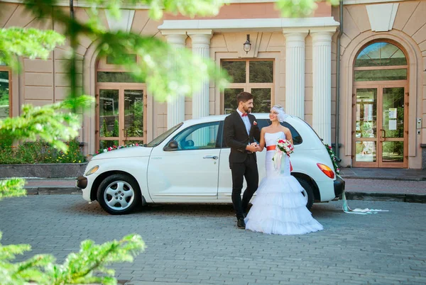Beautiful Loving Couple Wedding Walk Car — Stock Photo, Image