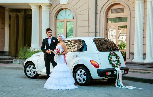 Lindo Casal Amoroso Uma Caminhada Casamento Com Carro — Fotografia de Stock