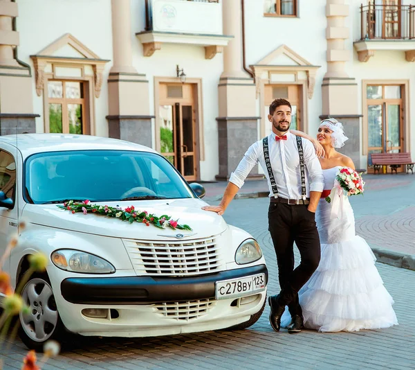 Lindo Casal Amoroso Uma Caminhada Casamento Com Carro — Fotografia de Stock