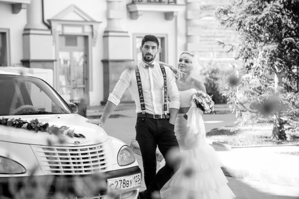 Lindo Casal Amoroso Uma Caminhada Casamento Com Carro — Fotografia de Stock