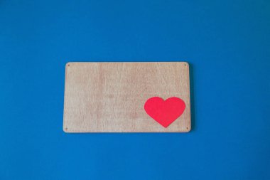 Sevgililer Günü için kalp ve yer içeren mavi arkaplan