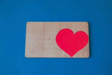 Sevgililer Günü için kalp ve yer içeren mavi arkaplan