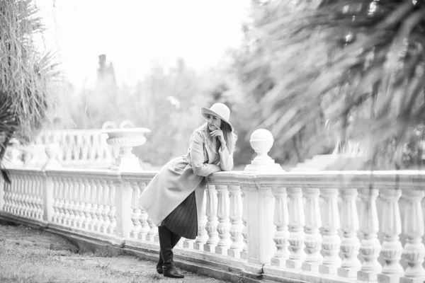 Black White Photo Young Beautiful Woman Fashionable Coat Hat Walking — Stock Photo, Image