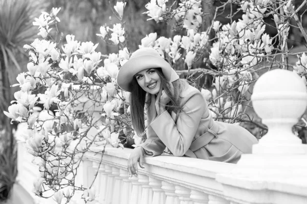 Чорно Біле Фото Молодої Красивої Жінки Модному Пальто Капелюсі Йде — стокове фото