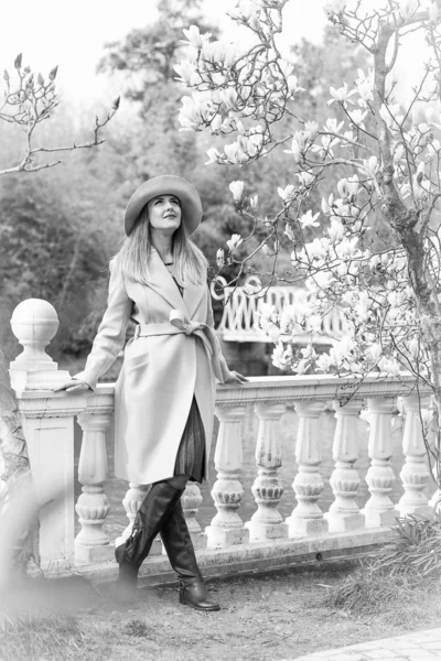 Чорно Біле Фото Молодої Красивої Жінки Модному Пальто Капелюсі Йде — стокове фото