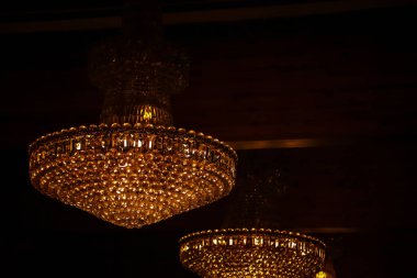 Tavanda asılı parlak bir avize şık bir iç mekanda dekoratif bir unsur olarak