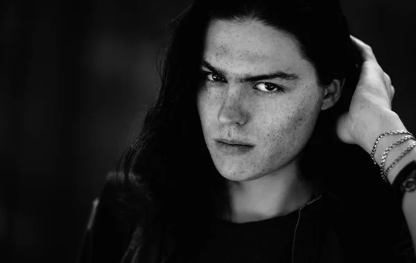 Une Photo Noir Blanc Jeune Homme Aux Longs Cheveux Foncés — Photo